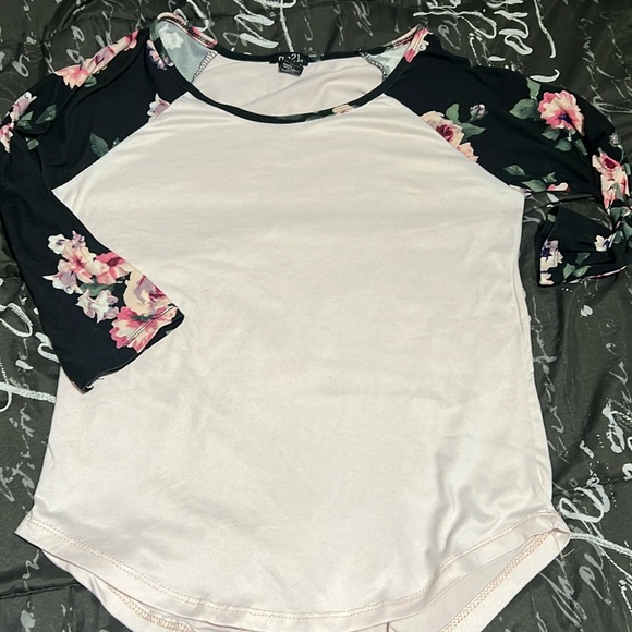 Pale pink floral / roses, baseball tee size medium - Picture 2 of 4
